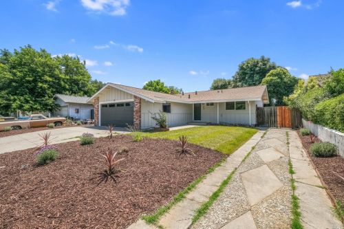 157 Carlton Ave, Vacaville, CA 95687-6445