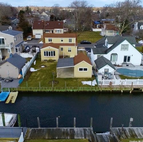 36 Bayside Pl, Amityville, NY 11701-3902