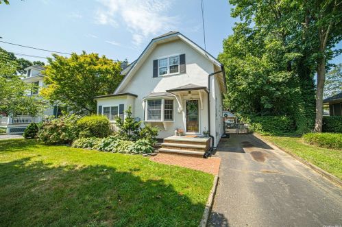 431 Pine Acres Blvd, Brightwaters, NY 11718-1217