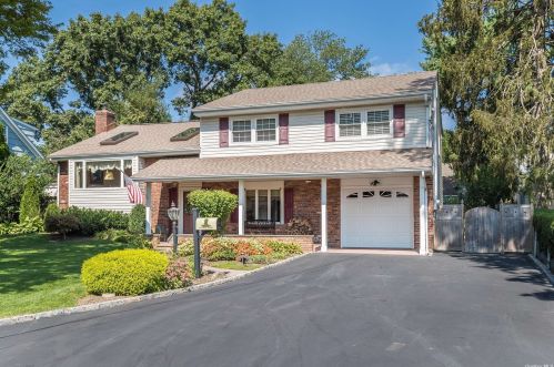 45 Nursery St, Matinecock, NY 11560-1825