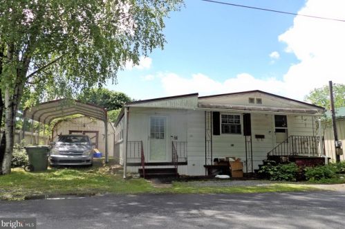 38 Carbon St, Lincoln Colliery, PA 17963-1404