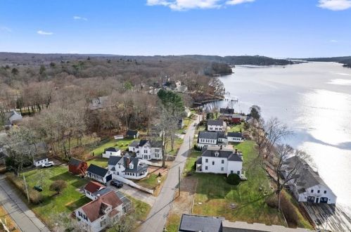 3 Riverside Pl, Gales Ferry CT  06335-1442 exterior