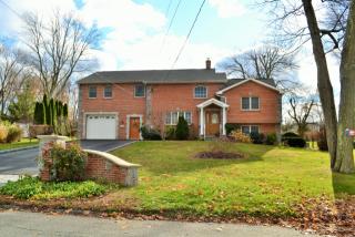 2 Thomas Pl, Valhalla, NY 10595-1630