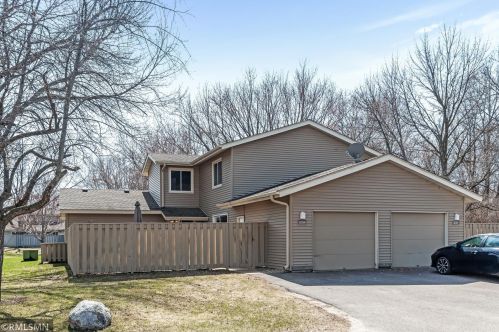 1056 Carmel Ct, Saint Paul, MN 55126-5877