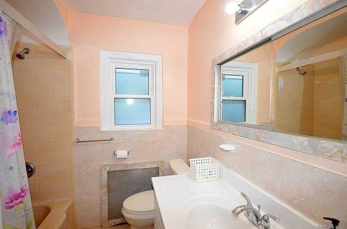 50 Aberdeen Rd, New Hyde Park NY  11040-2138 exterior