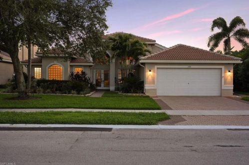 1405 King Sago Ct, Naples, FL 34119-3345