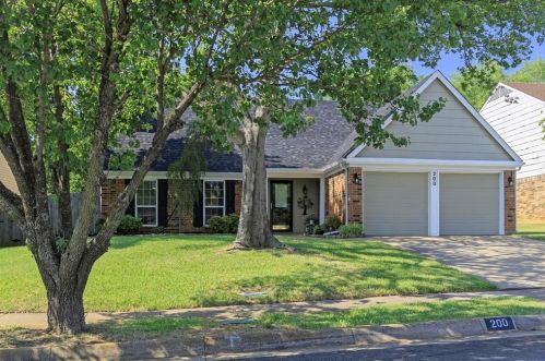 200 Wildbriar St, Euless, TX 76039-4321