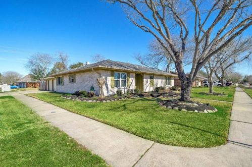 2808 Shady Creek Dr, Pearland, TX 77581-5626