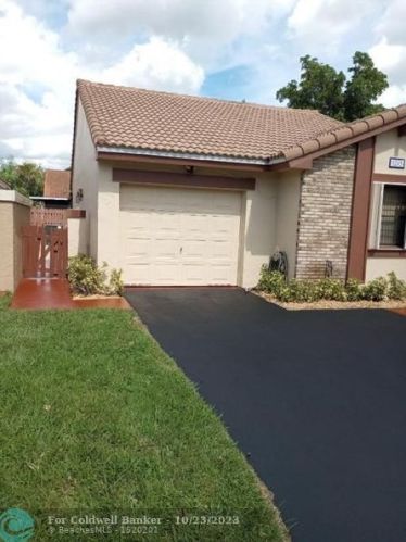 6245 175th Ter, Hialeah, FL 33015-4438