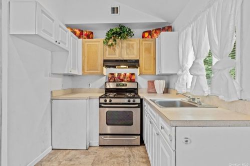 11 Lincoln Ave, Wheatley Heights NY  11798-4201 exterior