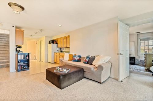 6 Early Dawn Cir, Bloomfield CT  06002-5005 exterior