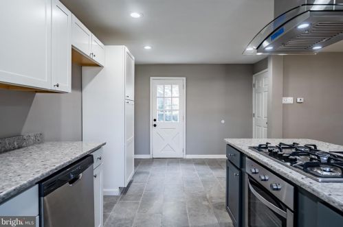 156 Riverview Dr, New Castle DE  19720-2732 exterior