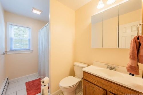 4 Riverview Rd, Uncasville CT  06382-1914 exterior