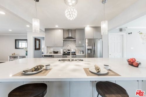 18004 Collins St, Van Nuys CA 91316-1032 exterior