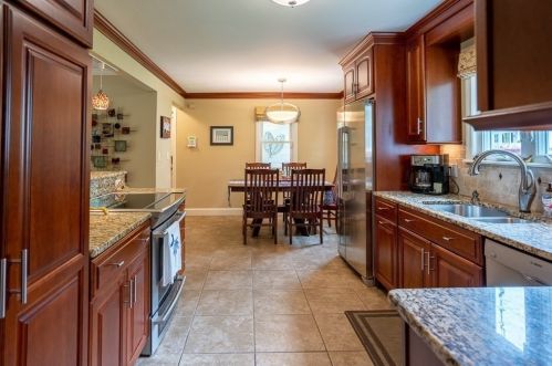 150 Manchester Ter, Springfield MA  01108-3413 exterior