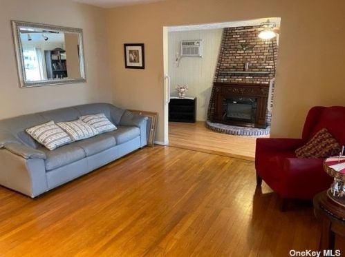 215 51st St, North Lindenhurst, NY 11757-1653