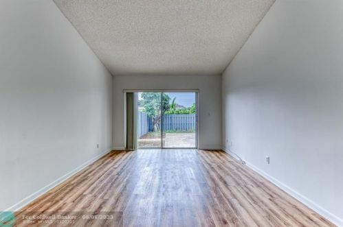 2327 37 Ave, Hollywood FL 33021-3626 exterior