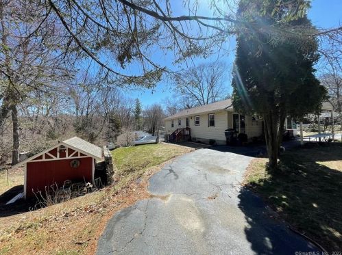 4 Hillside Dr, Gales Ferry, CT 06335-1613