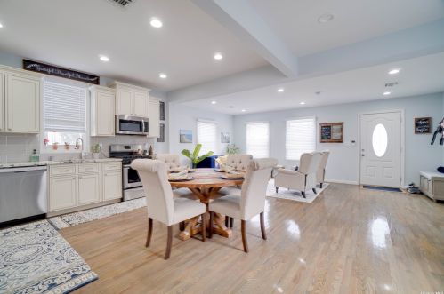 207 Butler St, Westbury NY  11590-3129 exterior