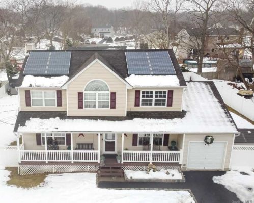 144 Wendy Dr, Holtsville, NY 11742-1768