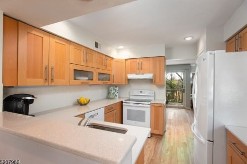 2 Stone Edge Rd, Bedminster NJ  07921-1643 exterior