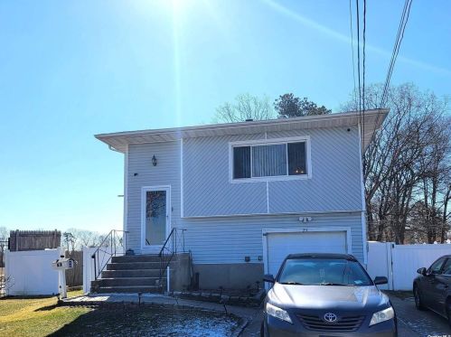 25 Francisco Ave, Central Islip, NY 11722-2424