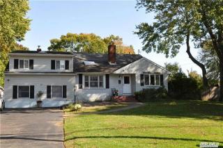 233 Cedar Ave, Islip Manor, NY 11751-4610