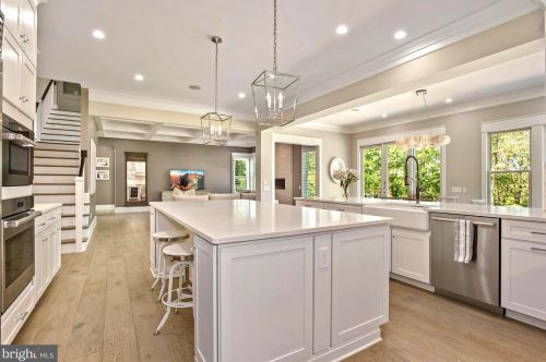 1044 Manning St, Great Falls VA  22066-1922 exterior