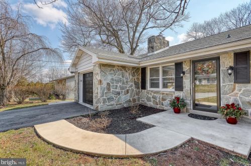 48 Valley Rd, Hummelstown PA  17036-9723 exterior