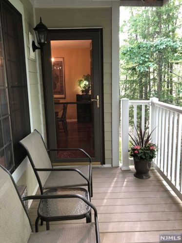 9 Foxwood Dr, Greystone Park, NJ 07950-2661