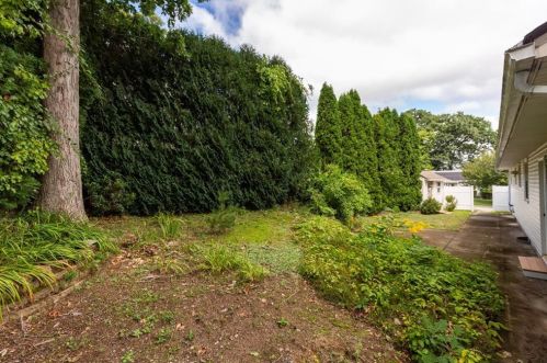 7 Plymouth Rd, North Providence RI  02904-5227 exterior