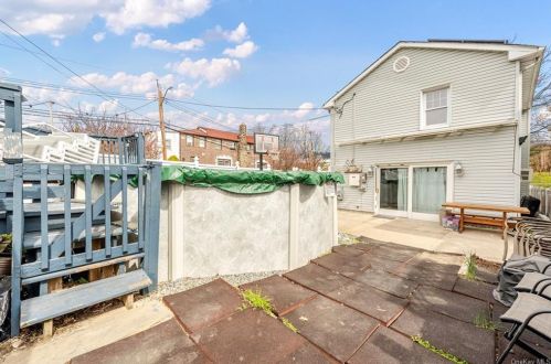 4400 Locust Point Dr, Bronx NY  10465-4038 exterior