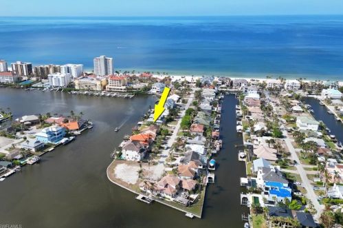 228 Bayview Ave, Naples, FL 34108-2140