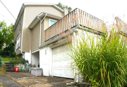 1008 Virginia St, Jeannette, PA 15644-1633