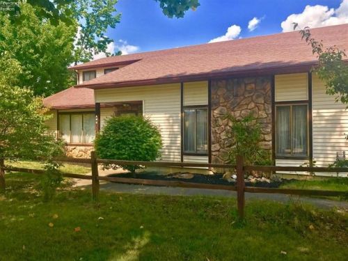 505 Meadow Ln, Sandusky, OH 44870-6304