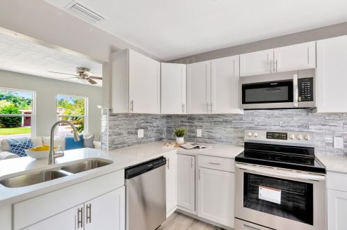 1047 48th Ave, Saint Petersburg FL  33703-3633 exterior