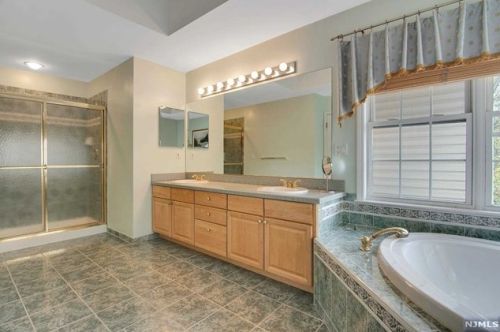 22 Boulder Run, Oakland NJ  07436-2352 exterior