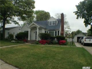 111 Homestead Ave, Amityville, NY 11701-3104