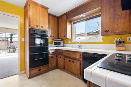 1151 Lawrence Way, Oxnard CA  93035-2525 exterior