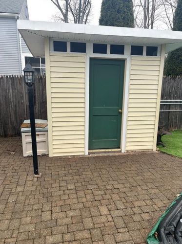 31 Oak Ridge Ln, Hartford CT  06107-3506 exterior