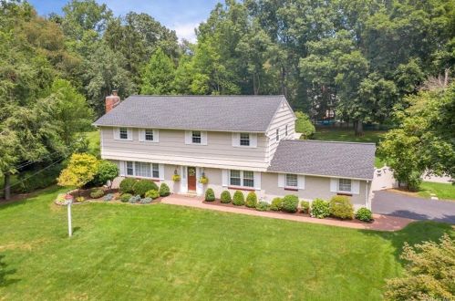 18 Mayer Dr, Airmont NY  10901-3825 exterior