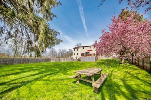 7 Edgewood Dr, Middletown CT 06457-3508 exterior