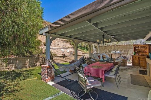 28247 Enderly St, Santa Clarita, CA 91351-1128
