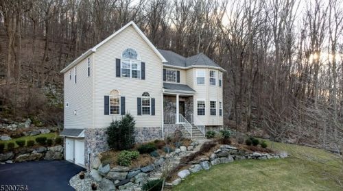 11 Cedar Ct, Hackettstown NJ  07840-2850 exterior