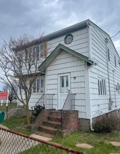 496 Catskill Ave, North Lindenhurst, NY 11757-2744