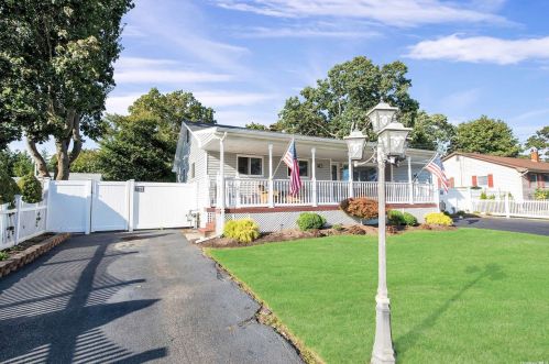 423 Elmwood St, Islip Terrace, NY 11752-2516