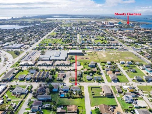 2202 67 St, Galveston TX 77551-1583 exterior