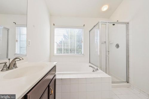 2617 Logan Wood Dr, Herndon VA 20171-4367 exterior