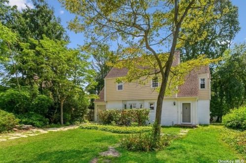 66 Maple Dr, Roosevelt, NY 11575-1915