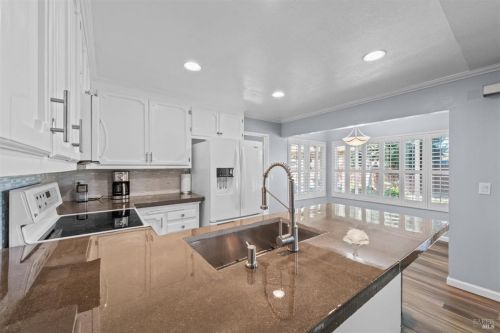 221 Alamo Dr, Vacaville CA  95688-2423 exterior